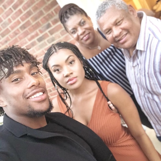 Alex Iwobi in a selfie with his family in August 2018