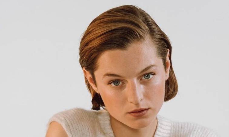 Emma Corrin Height, Weight, Body Measurements, Bra Size, Shoe Size