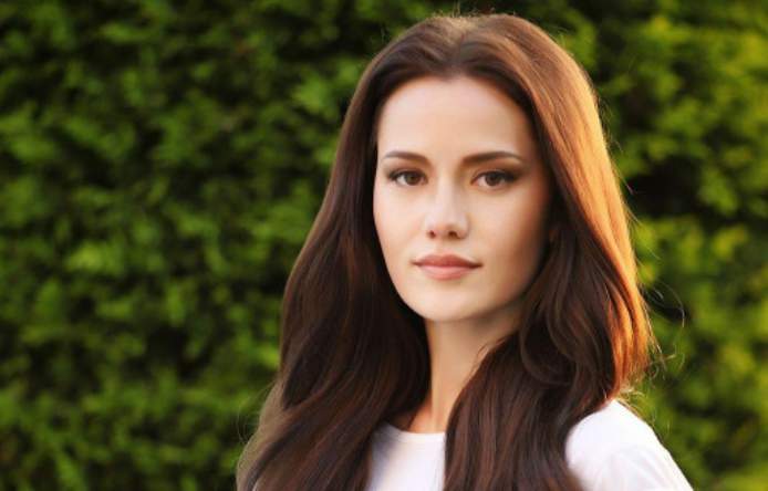 Fahriye Evcen Height, Weight, Body Measurements, Bra Size, Shoe Size