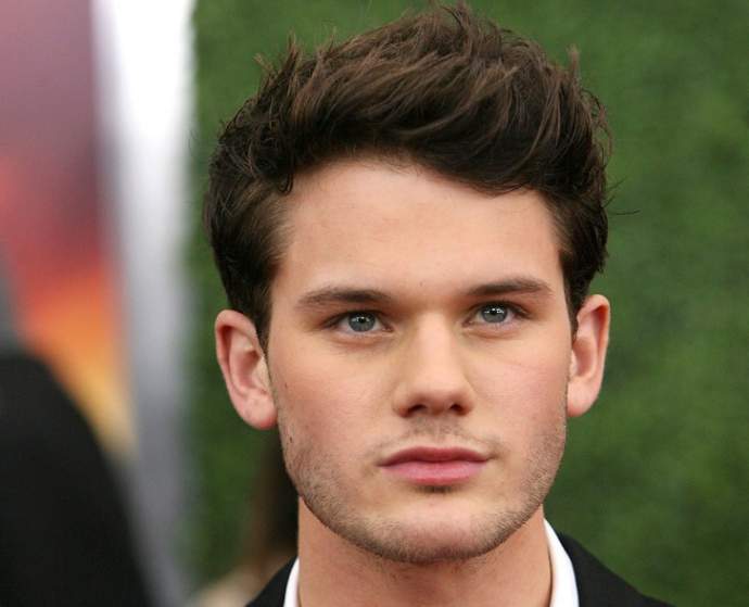 Jeremy Irvine Height, Weight, Body Measurements, Shoe Size