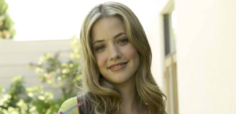 Julie Gonzalo Height, Weight, Body Measurements, Bra Size, Shoe Size