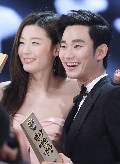 Jun Ji-hyun and Kim Soo-hyun as seen in May 2014