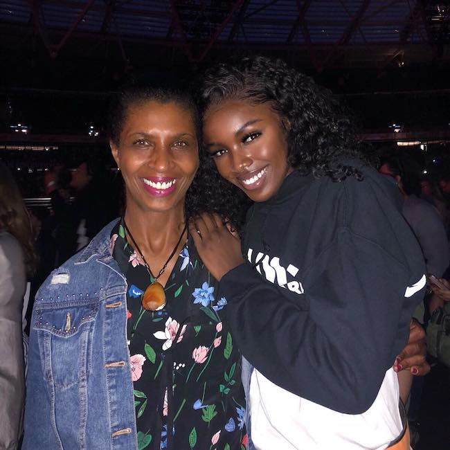 Leomie Anderson with her mother in June 2018