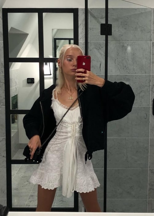 Maddi Waterhouse in a mirror selfie in September 2018