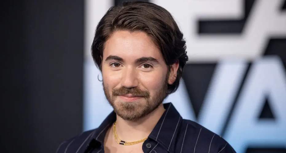 Noah Galvin Height, Weight, Body Measurements, Shoe Size