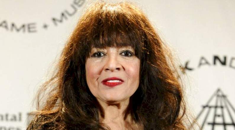 Susanna Hoffs Height, Weight, Body Measurements, Bra Size, Shoe Size